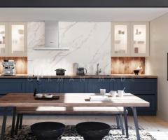 Cuisine linéaire rustique avec facades en bois massif, surface mural Calacatta et style américain - 3