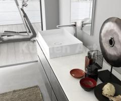 Salle de Bain Design Italien avec Meuble Laqué Metal, Vasque Céramique et Plan en Verre Brillant - 3