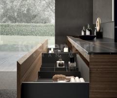 Salle de Bains chic : Colonnes en Verre Fumé, Portes en Aluminium Noir et Vasque en Grès Noir - 6