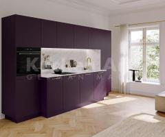 Cuisine contemporaine mate compact, plan de travail marbré et accents Dorés - 2