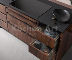Cuisine chic en Bois de Noyer, Surfaces Noires, et Technologie Moderne pour un Design Élégant - 2