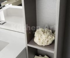 Cuisine moderne sur mesure avec vasque encadrée couleur gris-beige - 3