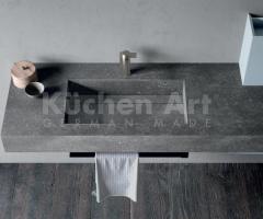 Salle de bains contemporaine avec plan effet pierre noire et rangements bleu glacier - 7